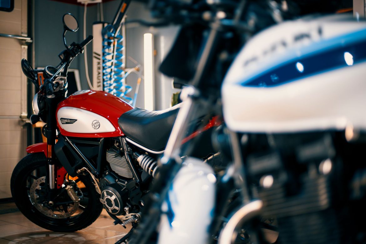 Motocykl Ducati Scrambler i motocykl Suzuki GSX