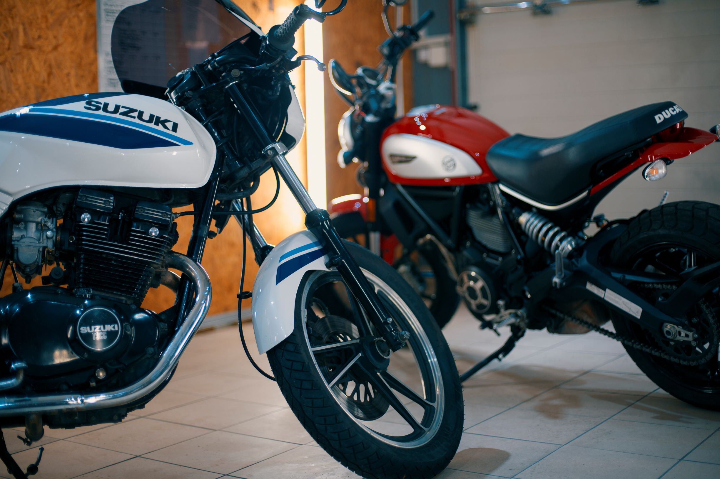 Motocykl Ducati Scrambler i motocykl Suzuki GSX
