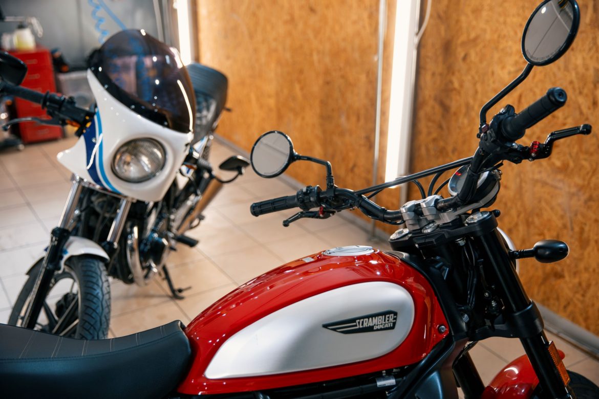 Motocykl Ducati Scrambler i motocykl Suzuki GSX